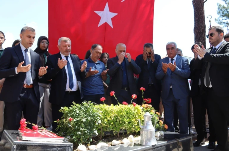 Şehit Öğretmen Şenay Aybüke Yalçın şehadetinin 9. yıl dönümünde kabri başında anıldı