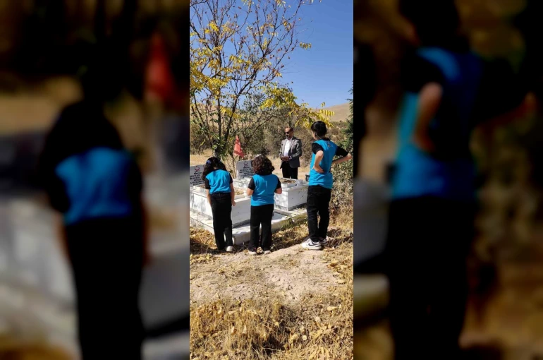 Şehit öğretmenler kabirleri başında anıldı