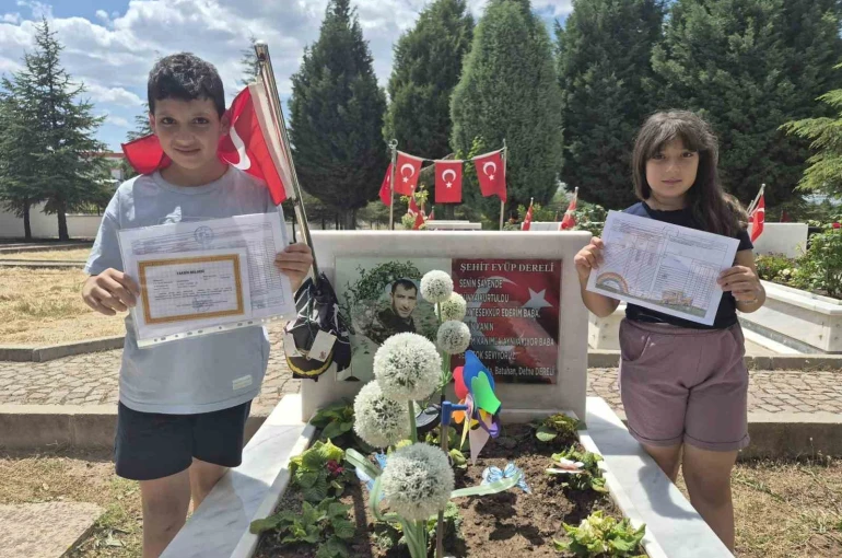 Şehit operatörün çocukaları karnelerinin babalarının kabrine götürdü