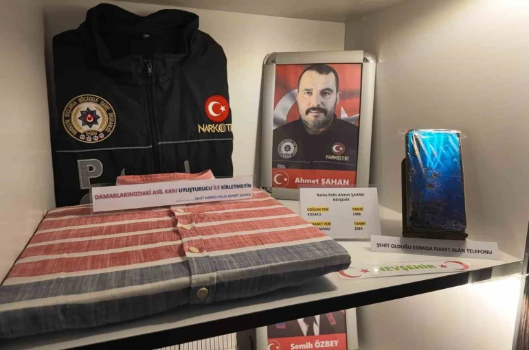 Şehit polis memurunun saçma isabet eden telefonu müzede görenleri duygulandırıyor
