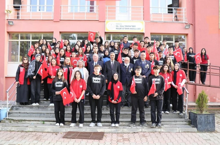 Şehit yakınları ve gaziler öğrencilerle buluştu