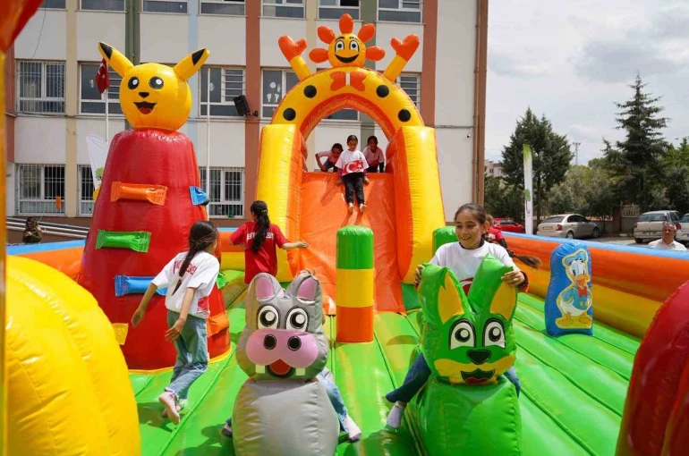 Şehitkamil’den köy okulunda renkli şenlik