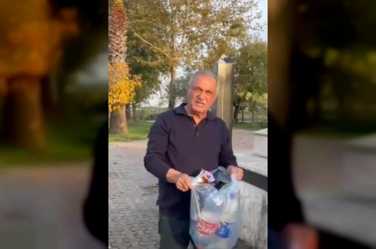 Şehitliğe saygısızlık yapanlara tepki gösterdi, çöpleri tek tek topladı