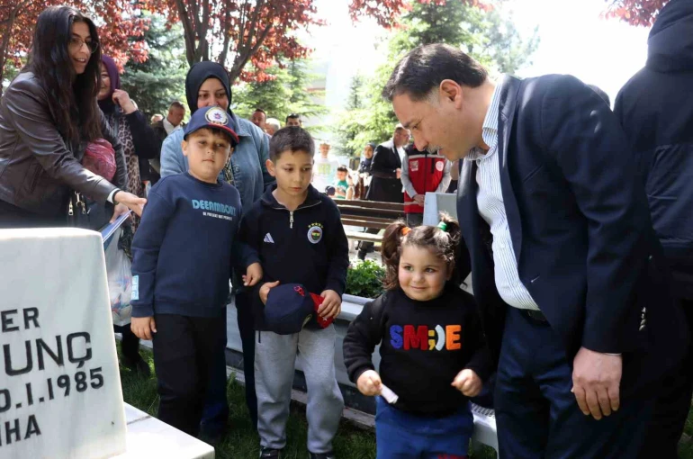 Şehitlikte hüzünlü arife