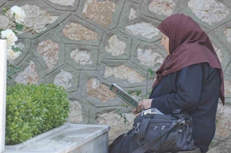 Şehitlikte hüzünlü bayramlaşma