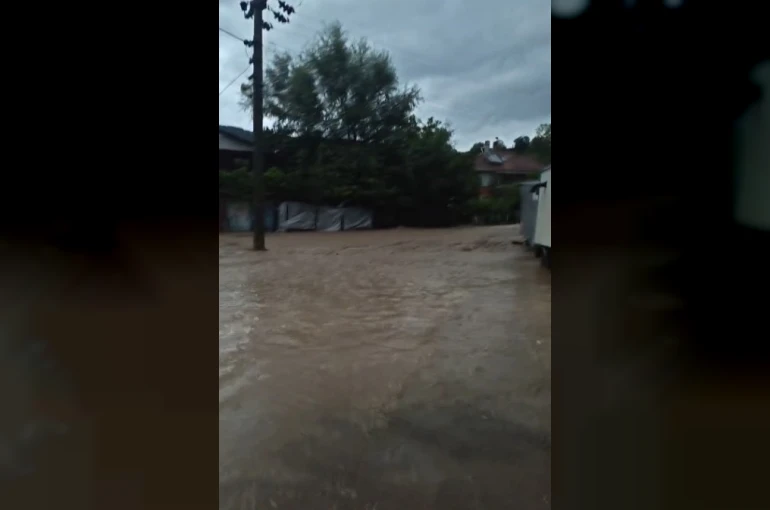 Sel afetinin yaşandığı Cide’de derenin taştığı anlar kamerada