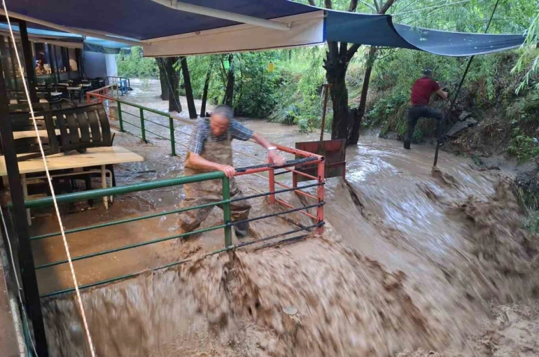 Sel Çağlayan’ı vurdu, turizm beldesinde hasar oluştu