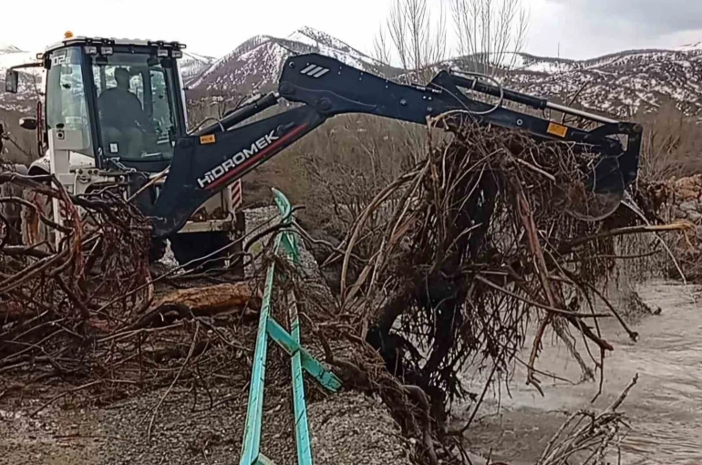 Sel köprüleri tıkadı, ekipler sahada