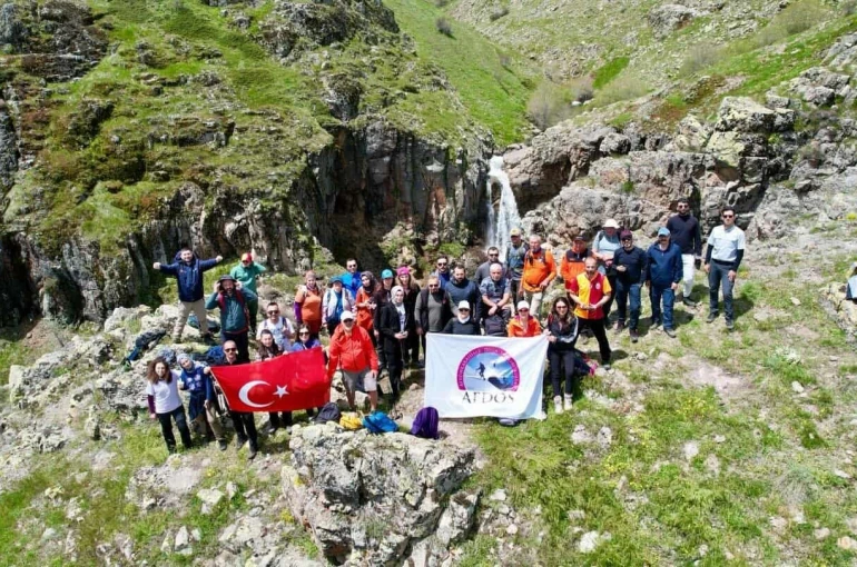 Şelaleyi görmek için yaklaşık 3 kilometrelik tepeye tırmandılar