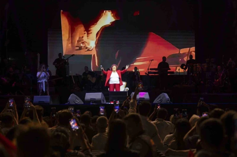 Selda Bağcan, ’Mersin Gençlik Festivali’ kapsamında sahne aldı