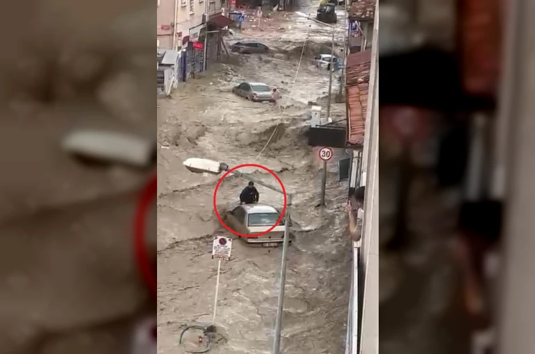 Selde can pazarı: Sel sularına kapılan aracın üzerinde hayata tutundu