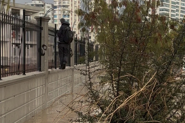 Selde kaldırım kayboldu, hastane duvarından yürüyerek geçti