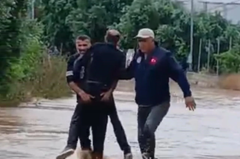 Sele kapılan şahsı mahalle sakinleri kurtardı