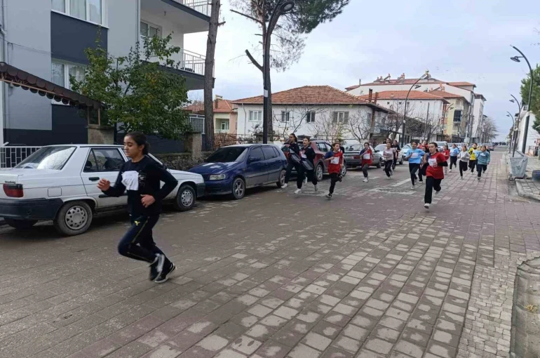 Selendi’de kros yarışı nefes kesti