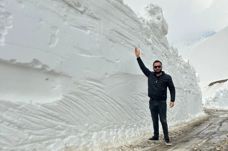 Şemdinli’de iş makinesinin boyunu bulan kar tünellerinde çalışma