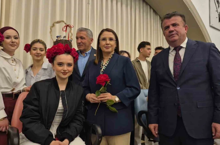 Sepet şeklinde tasarlanan insan saçında çikolata ikramı
