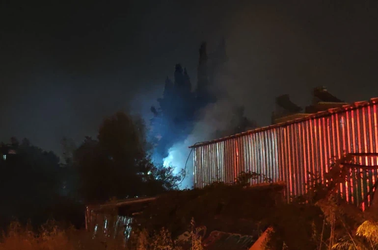 Seramik parçaları satılan iş yerinde yangın