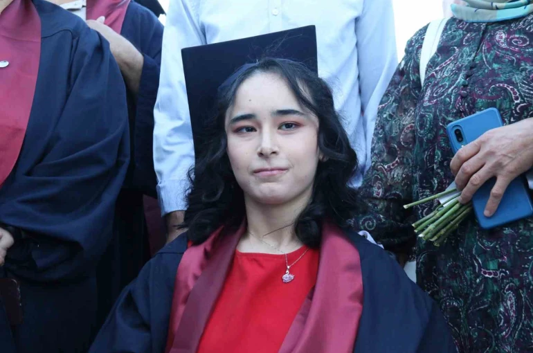 Serebral palsi hastası genç kız ikinci üniversitesinden mezun oldu