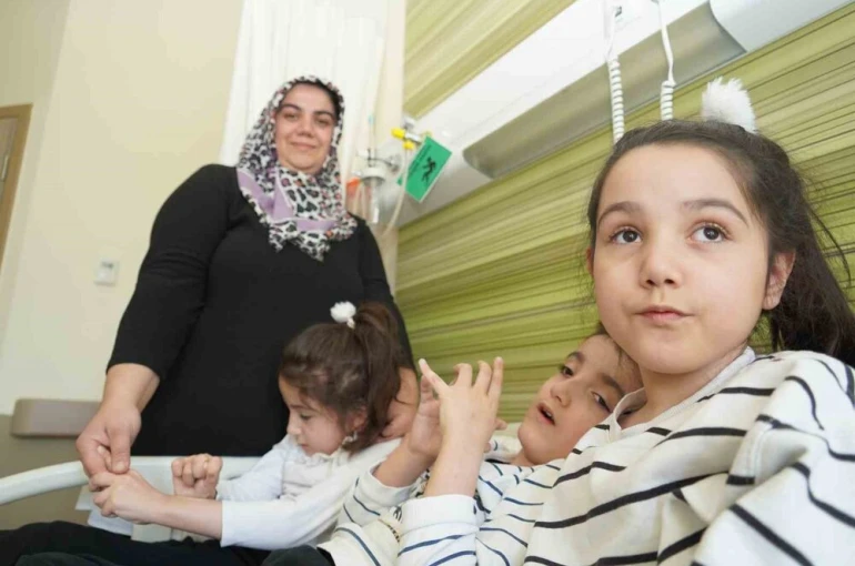 ’Serebral palsi’ hastası üçüzler annelerinin şefkatiyle iyileşiyor