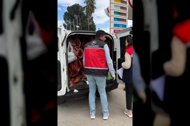 Serik’te 176 kilogram tarihi geçmiş sucuk ele geçirildi