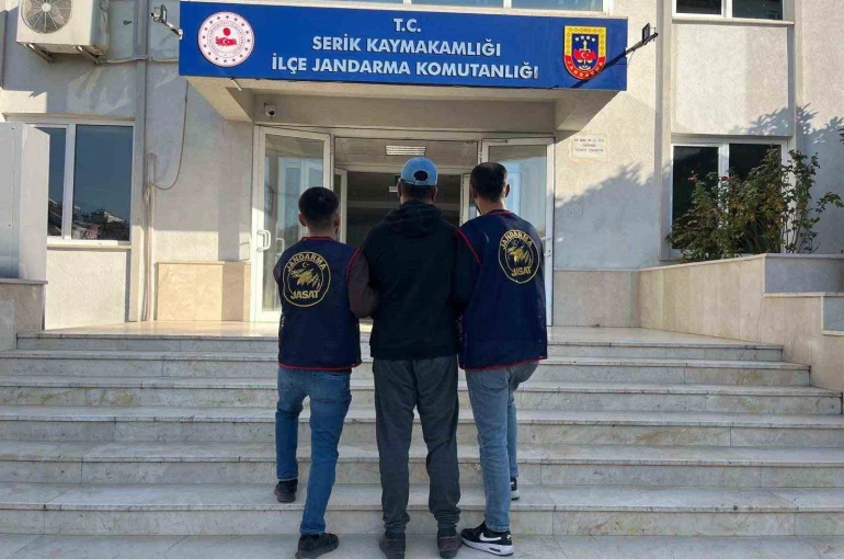 Serik’te çeşitli suçlardan aranan 5 kişi yakaladı