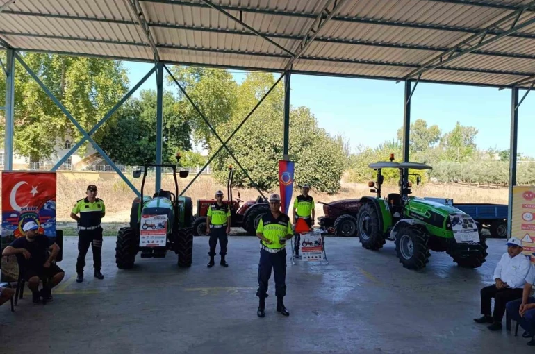 Serik’te jandarmadan tarım aracı sürücülerine eğitim