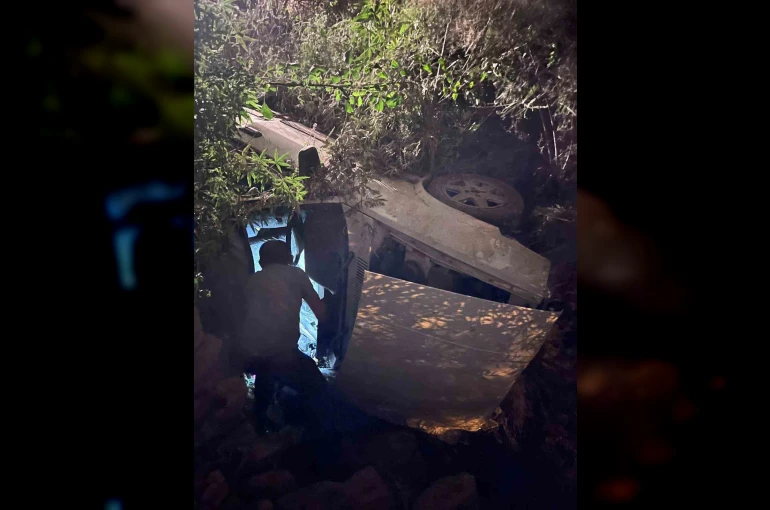 Serik’te kontrolden çıkan otomobil ağaçlık alana daldı: 1 yaralı