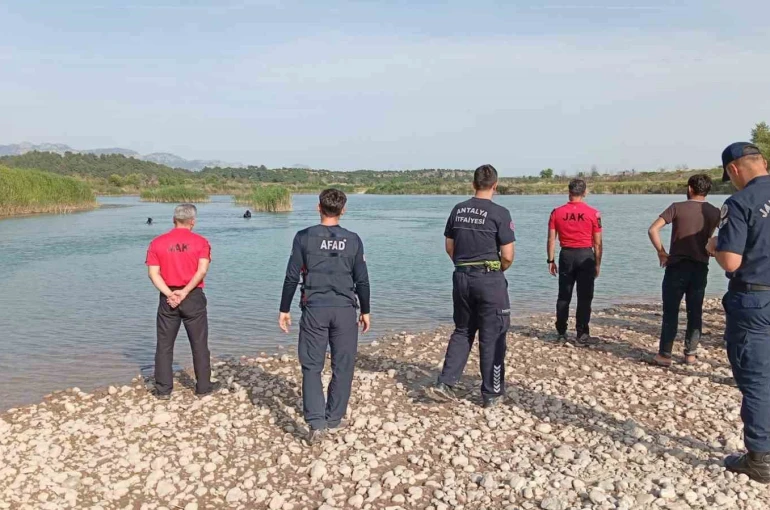 Serinlemek için Aksu Çayı’na giren 3 gençten biri akıntıya kapılarak kayboldu
