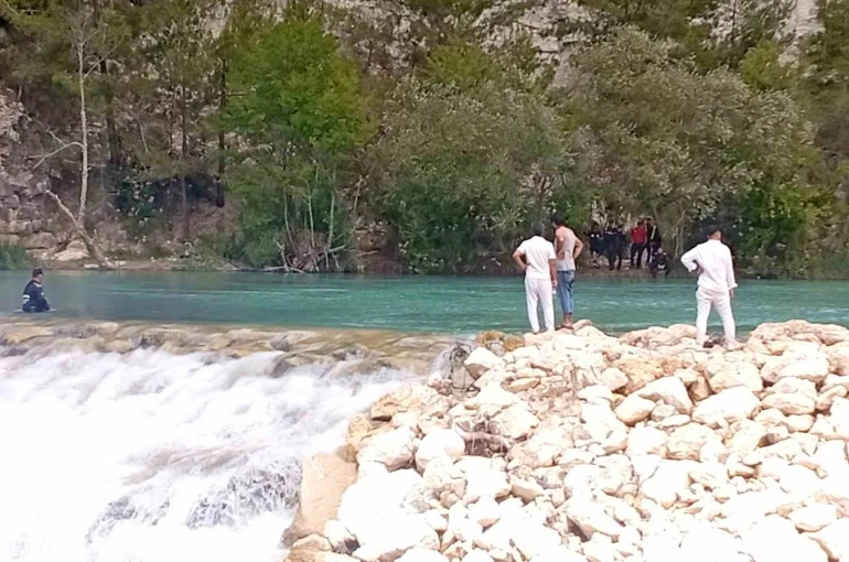 Serinlemek için girdiği çayda kaybolan genç için arama çalışmaları başlatıldı