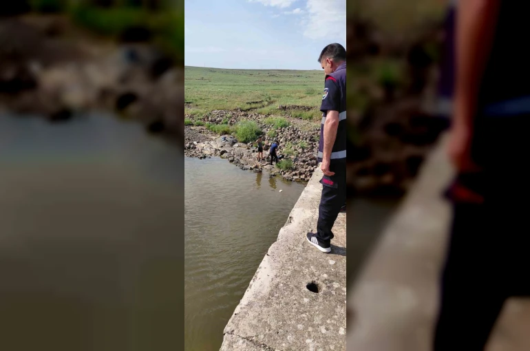 Serinlemek için girdiği derede boğulma tehlikesi geçirdi