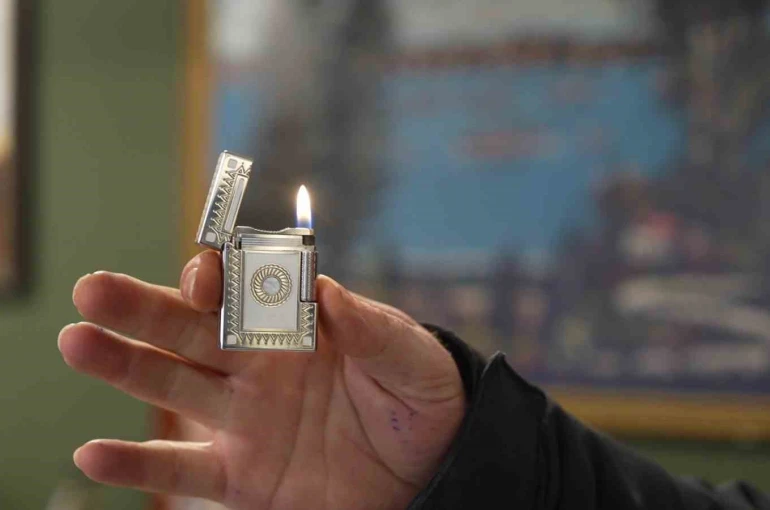 Servet değerindeki çakmaklar görenlerin ilgisini çekiyor