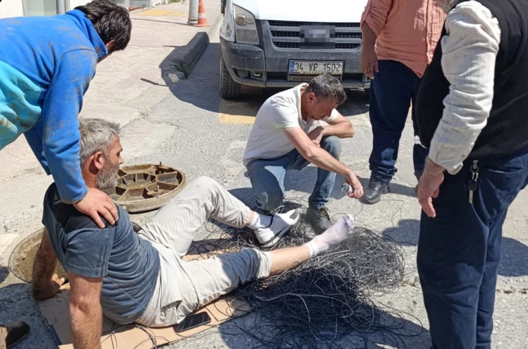 Servis aracı, cadde üzerinde çalışan işçinin ayağını ezdi