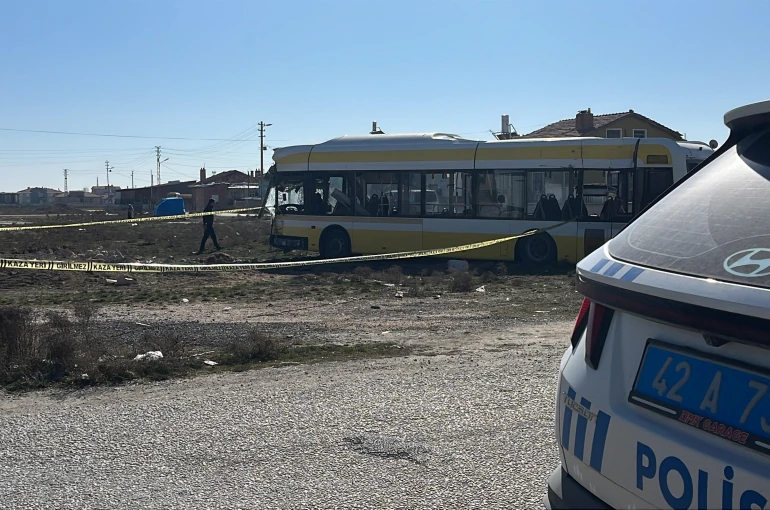 Servis aracının belediye otobüsüyle çarpışmasıyla 20 kişi yaralandı