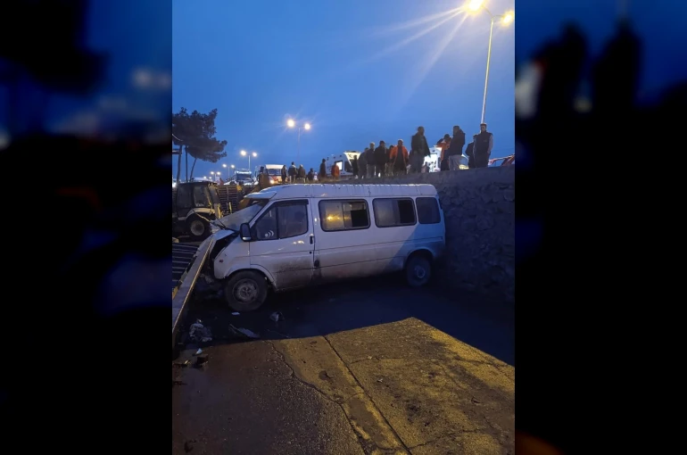 Servis ile otomobilin çarpışması sonucu 1 ölü, 10 yaralı