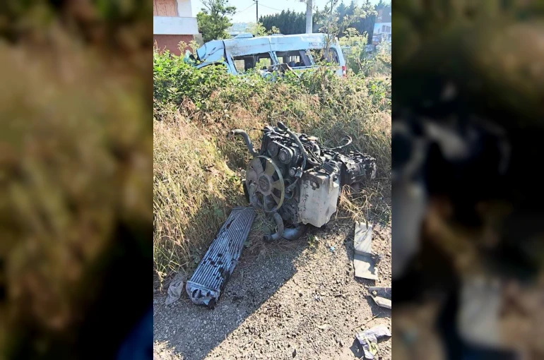 Servis minibüsünün lastiği patladı, direğe çarptı: 6 yaralı