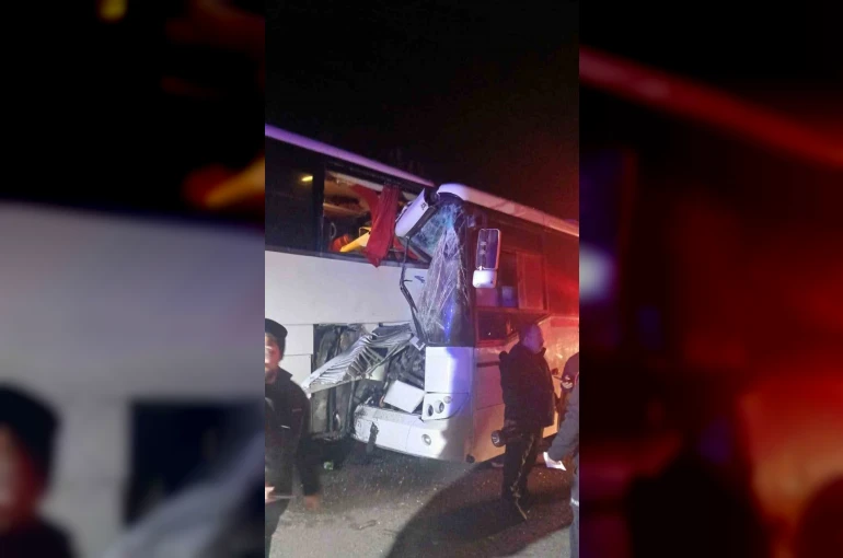 Servis otobüsü yolcu otobüsüne çarptı: 13 yaralı