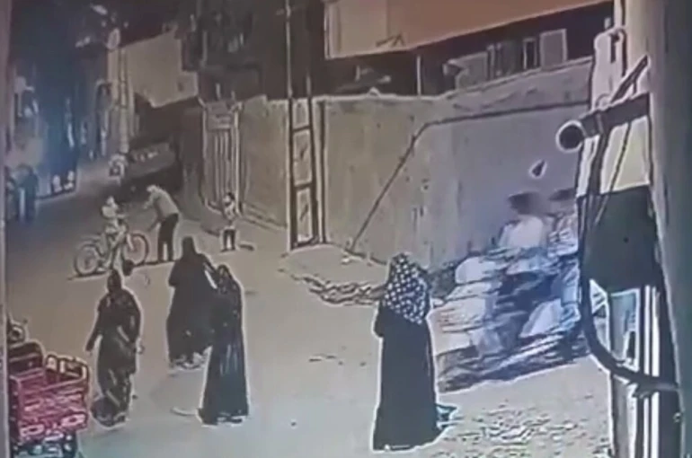 Sesinden rahatsız olduğu çocukları sopayla dövdü