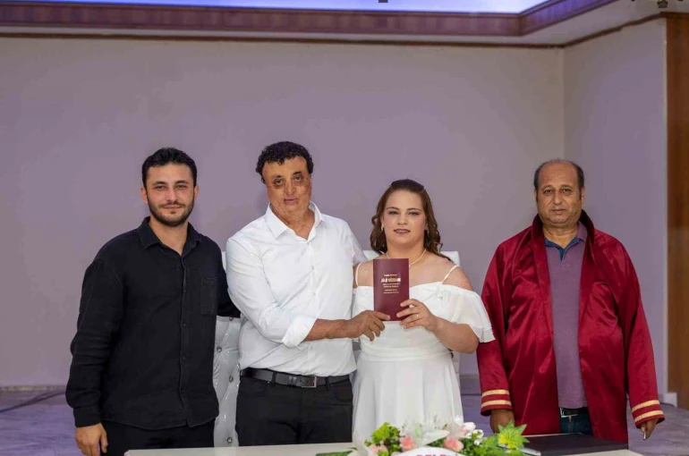Sessiz dünyalarında aşkı buldular, işaret diliyle ‘evet’ dediler