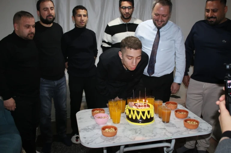 Sevgi Evlerinden ayrılan gence doğum günü sürprizi
