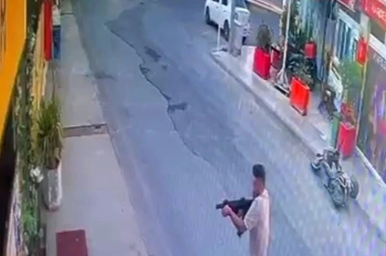 Sevgilisinin çalıştığı işletmeye tüfekle ateş açtı: Saldırı anı kamerada