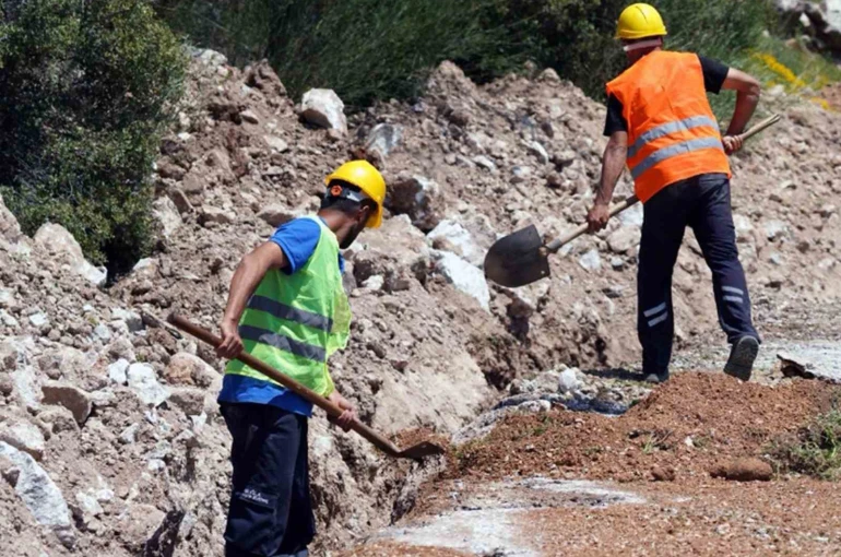 Seydikemer Çatak Mahallesi içme suyu isale hattı yenileniyor