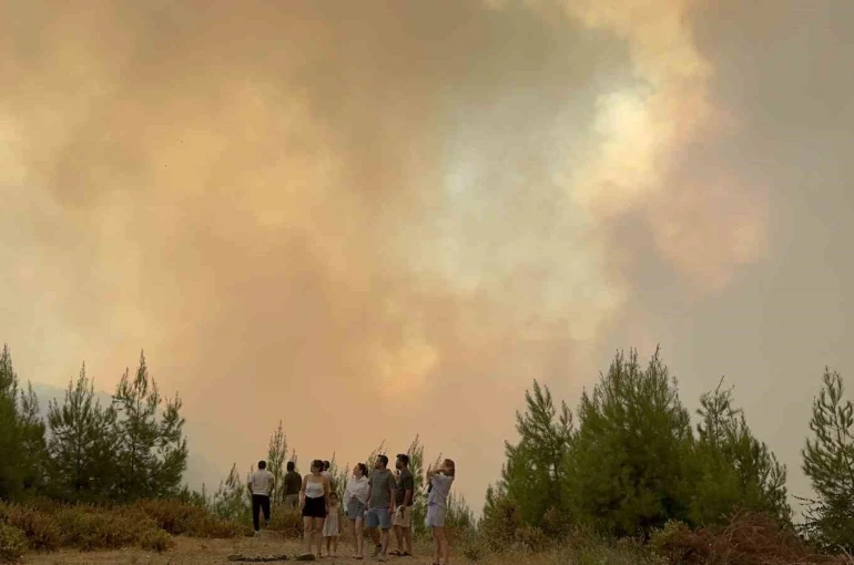Seydikemer yangınında bazı evler tahliye edildi