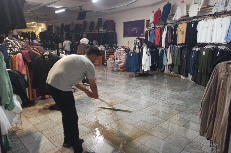 Seydişehir’de sağanak etkili oldu, iş yerlerini su bastı