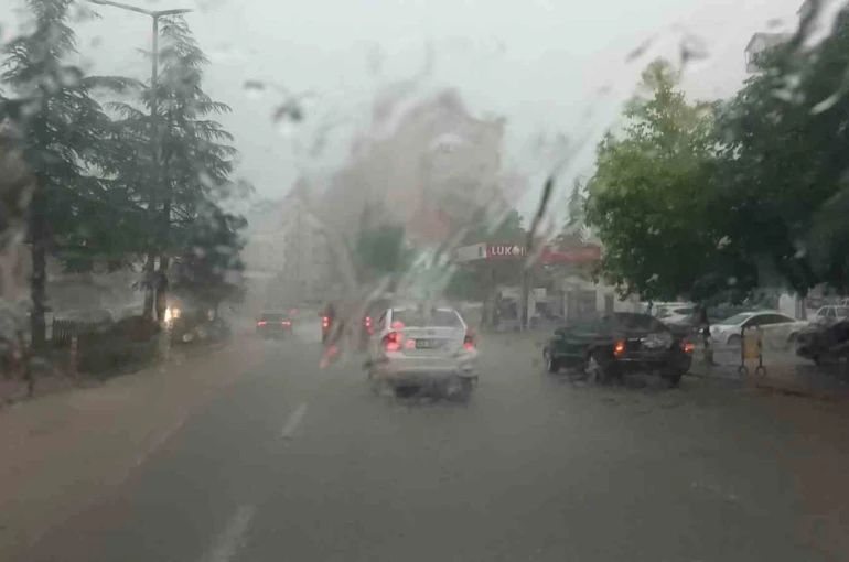Seydişehir’de sağanak etkili oldu, iş yerlerini su bastı