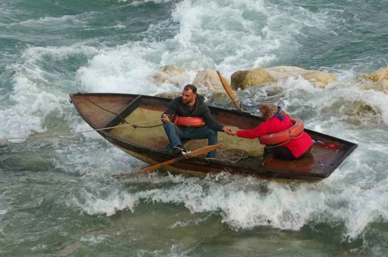 Seyhan Nehri’nde can pazarı: Ele ele tutuşup yardım beklediler