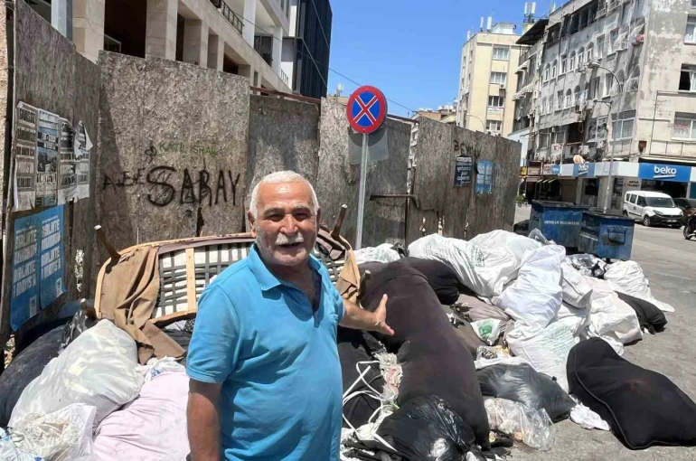 Seyhan’da çöp konteynerleri taştı, cadde ve sokaklar çöple doldu