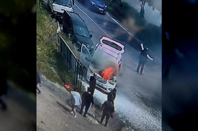 Seyir halindeki aracın alev aldığı ve çok sayıda yangın tüpleriyle müdahale anları kamerada