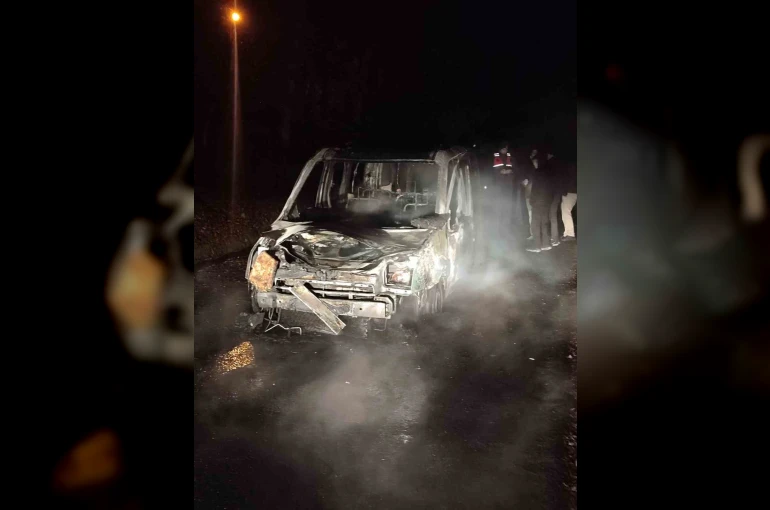 Seyir halindeki hafif ticari araç alev topuna döndü