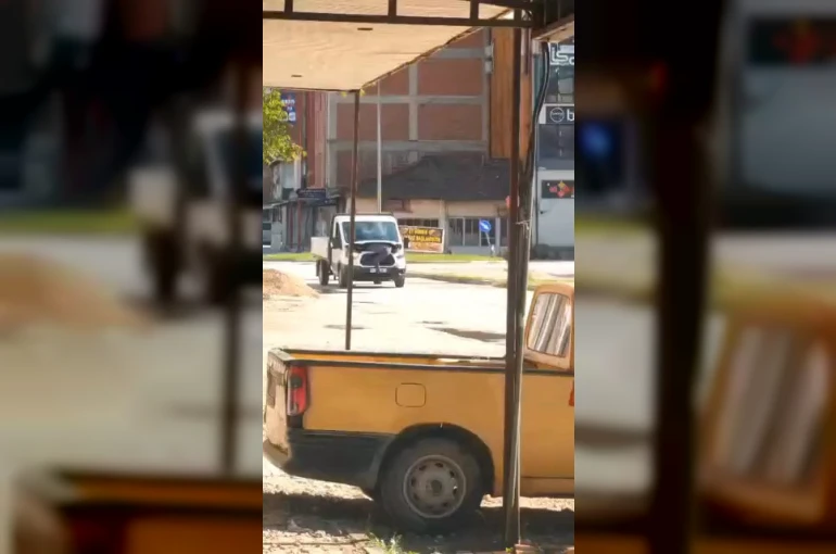 Seyir halindeki kamyonetin motorunu açıp arızayı tespit etmeye çalıştı
