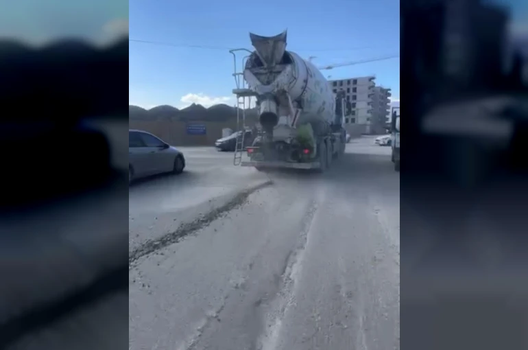 Seyir halindeki mikserin yola beton döktüğü anlar kamerada